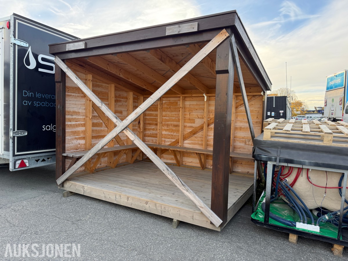 Gapahuk med benker – ca. 2,98 x 2,36 m