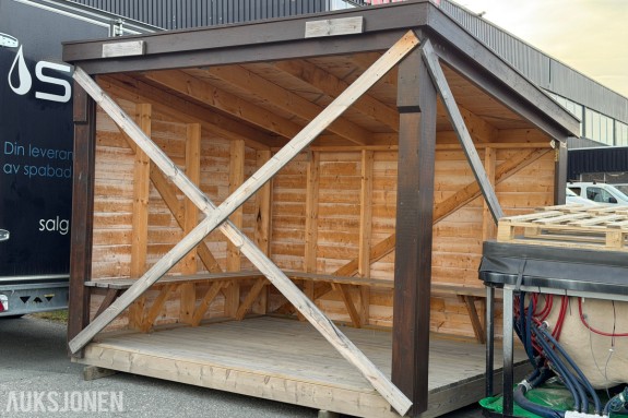 Gapahuk med benker – ca. 2,98 x 2,36 m