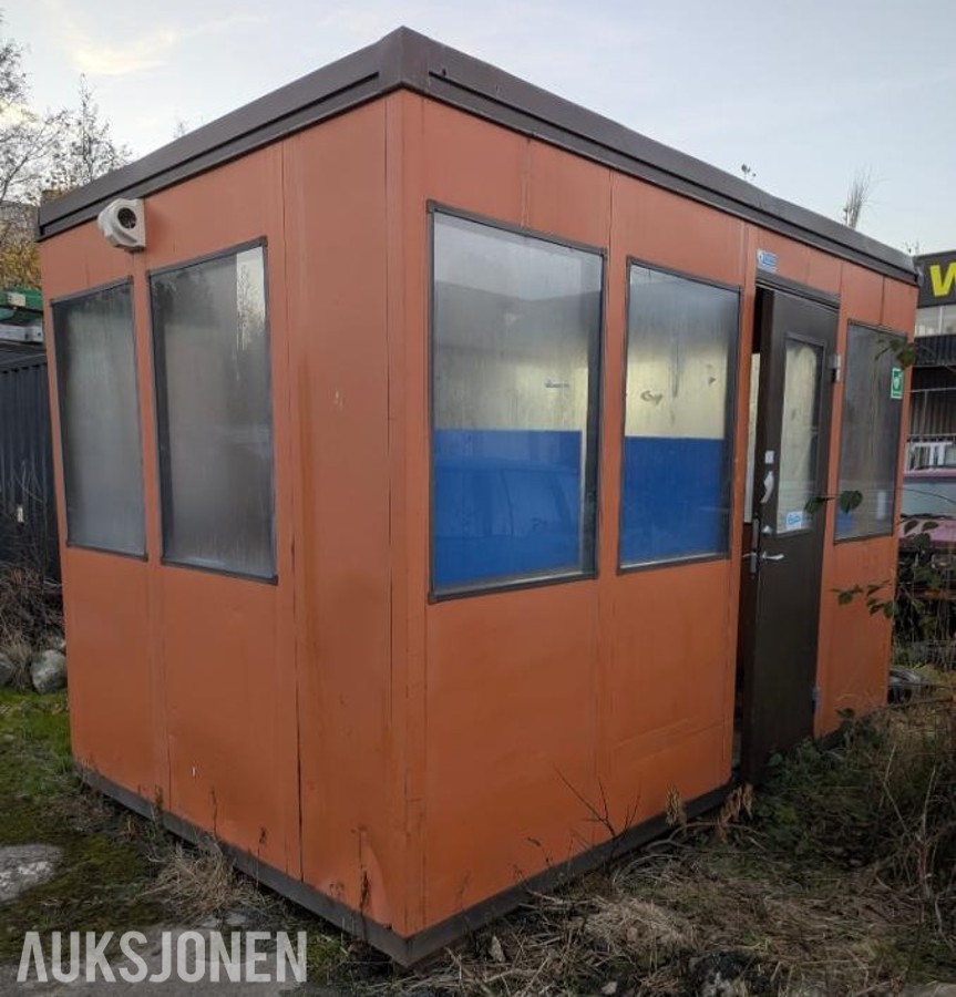 Kontorbrakke/mannskapsbod/formannskontor med vinduer