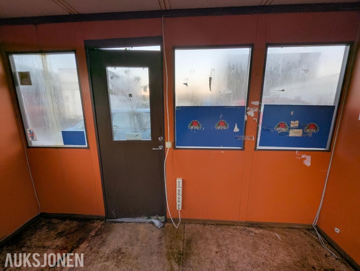 Kontorbrakke/mannskapsbod/formannskontor med vinduer