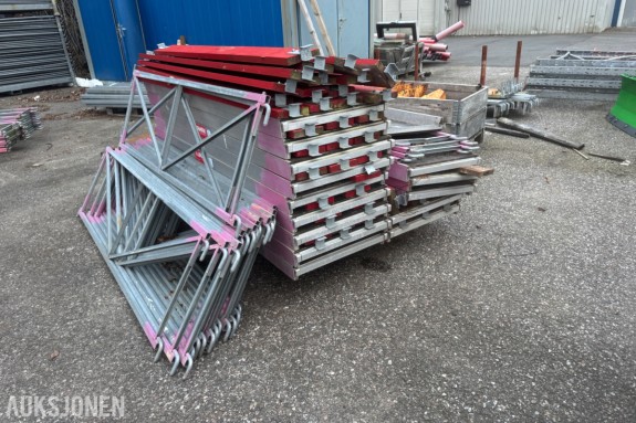 JAMAX stillasmateriell -- 15 stk. plattinger 2 m, sparkebord, rekkverk og rammer