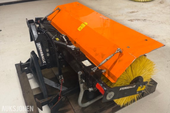 GMR Stensballe FF1500 LSA frontkost - Mekanisk drift via kraftuttak - Hydraulisk sving - A-ramme for Kubota F-serie - Oppbevaringsstativ