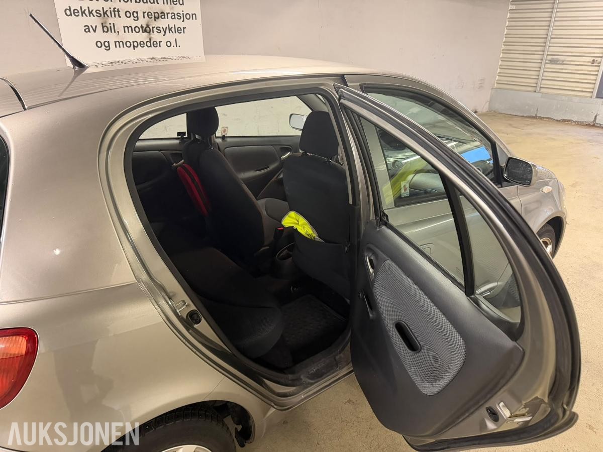 2004 Toyota Yaris 1.3 Bensin 87HK 122800km EU ok til 02.2027