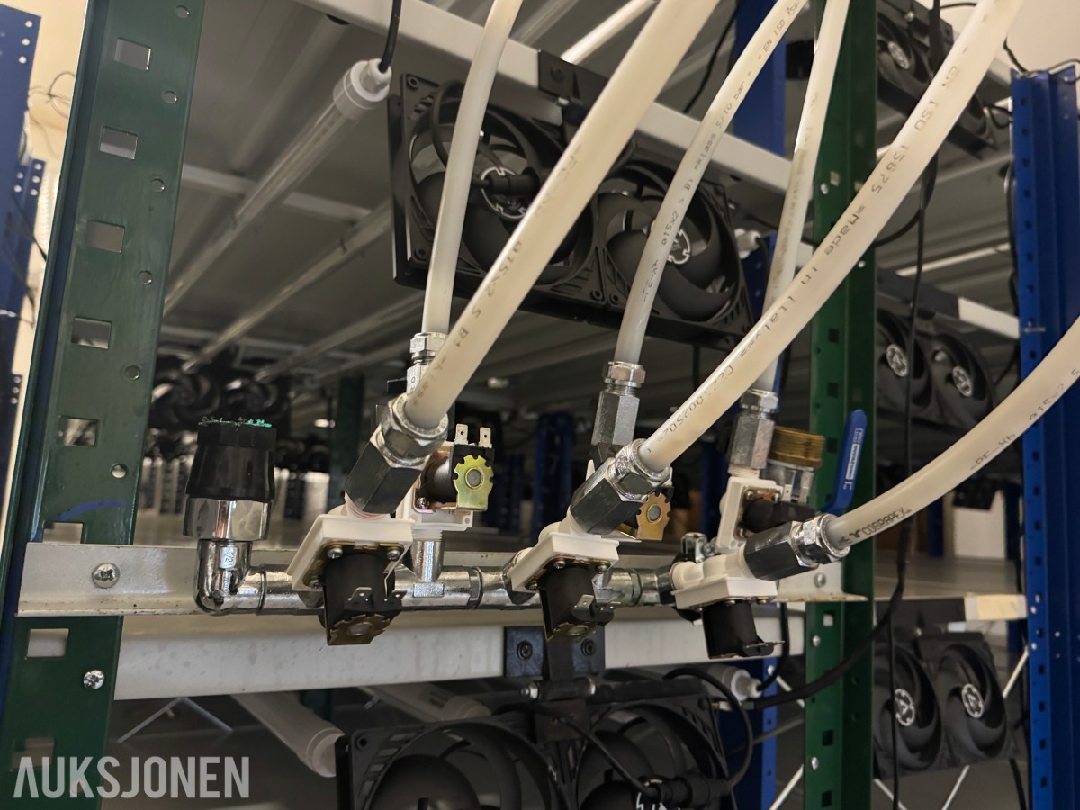 Hyllereoler i stål med Ledlys vifter og vanningsopplegg