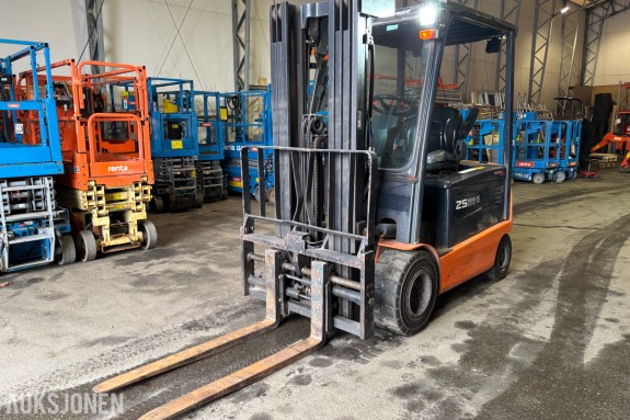 2012 DOOSAN B25X-5 ELEKTRISK GAFFELTRUCK - 2500 KG - 4,73 M LØFTEHØYDE - LADER
