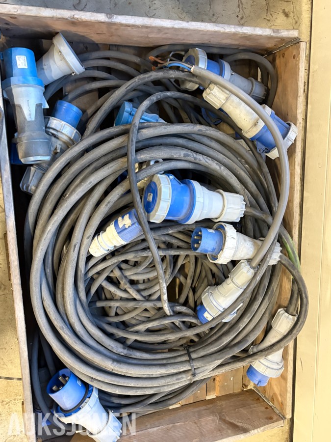 2 paller med industrikabler og CEE-kontakter