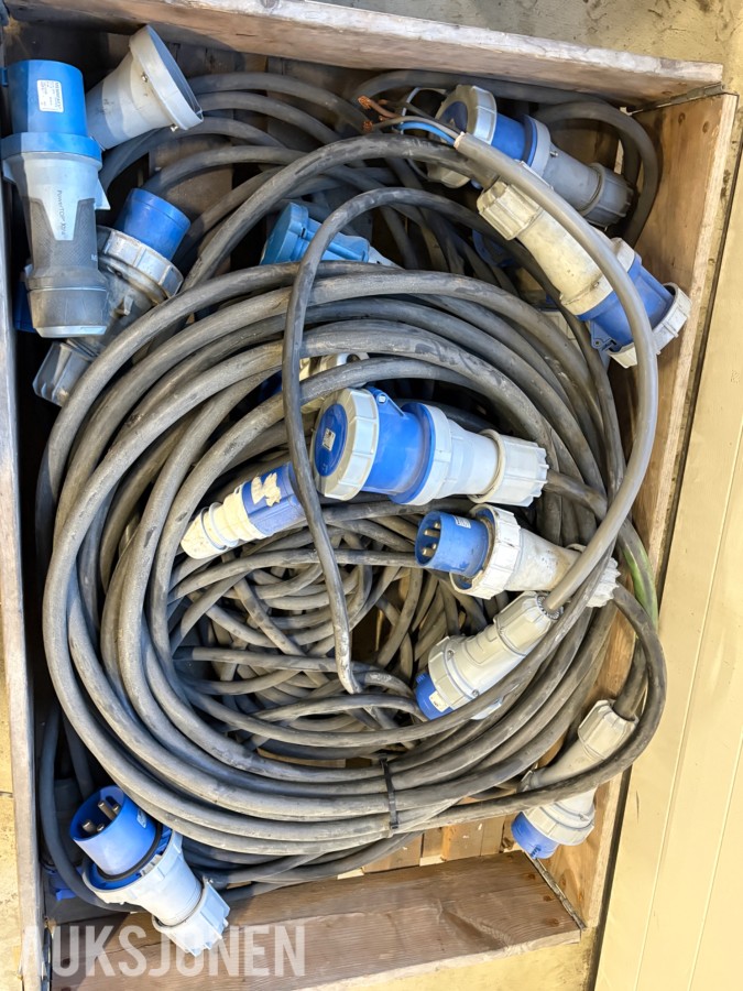 2 paller med industrikabler og CEE-kontakter