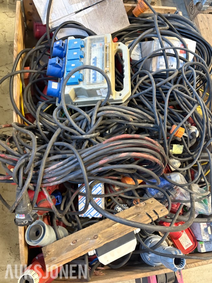 2 paller med industrikabler og CEE-kontakter