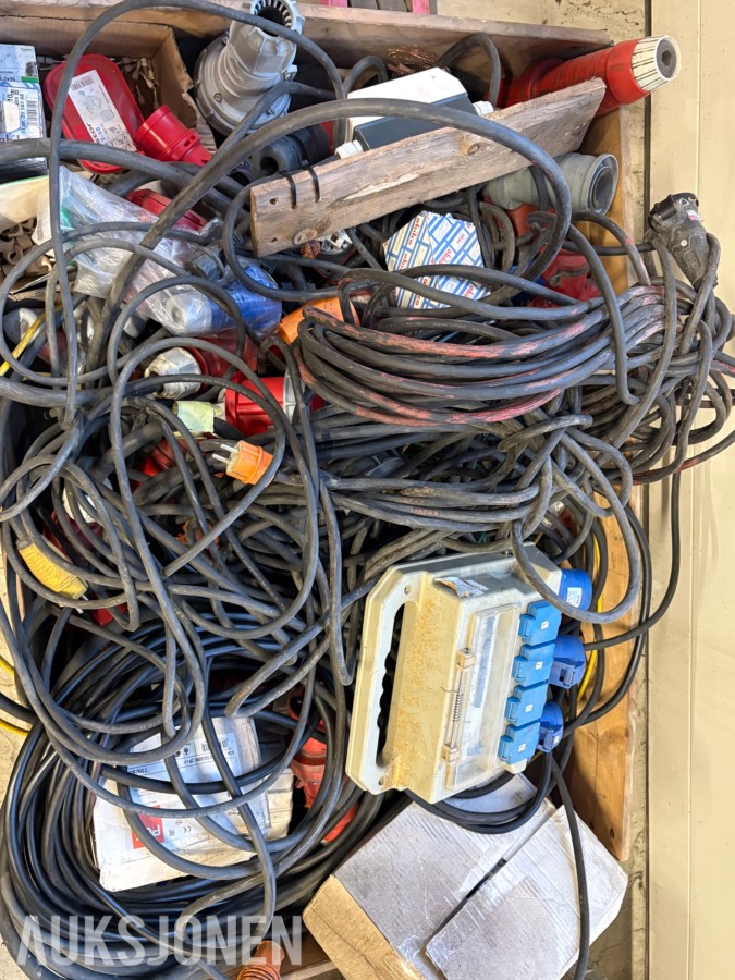 2 paller med industrikabler og CEE-kontakter