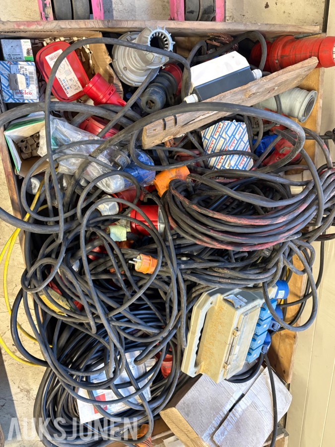 2 paller med industrikabler og CEE-kontakter
