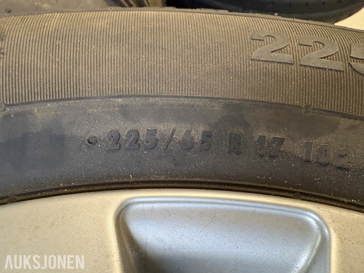 4 stk Continental ContiIceContact 4x4 piggdekk 225/65 R17 på Mitsubishi-felger