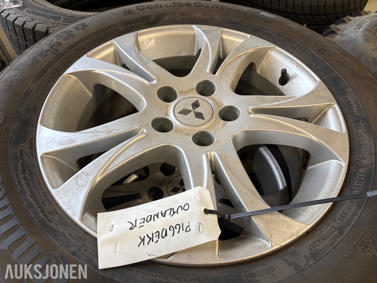4 stk Continental ContiIceContact 4x4 piggdekk 225/65 R17 på Mitsubishi-felger