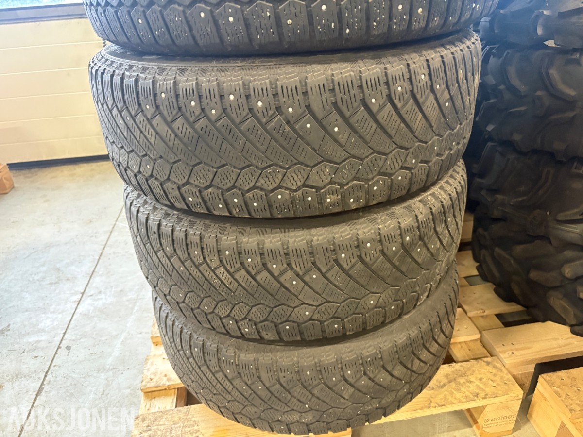 4 stk Continental ContiIceContact 4x4 piggdekk 225/65 R17 på Mitsubishi-felger