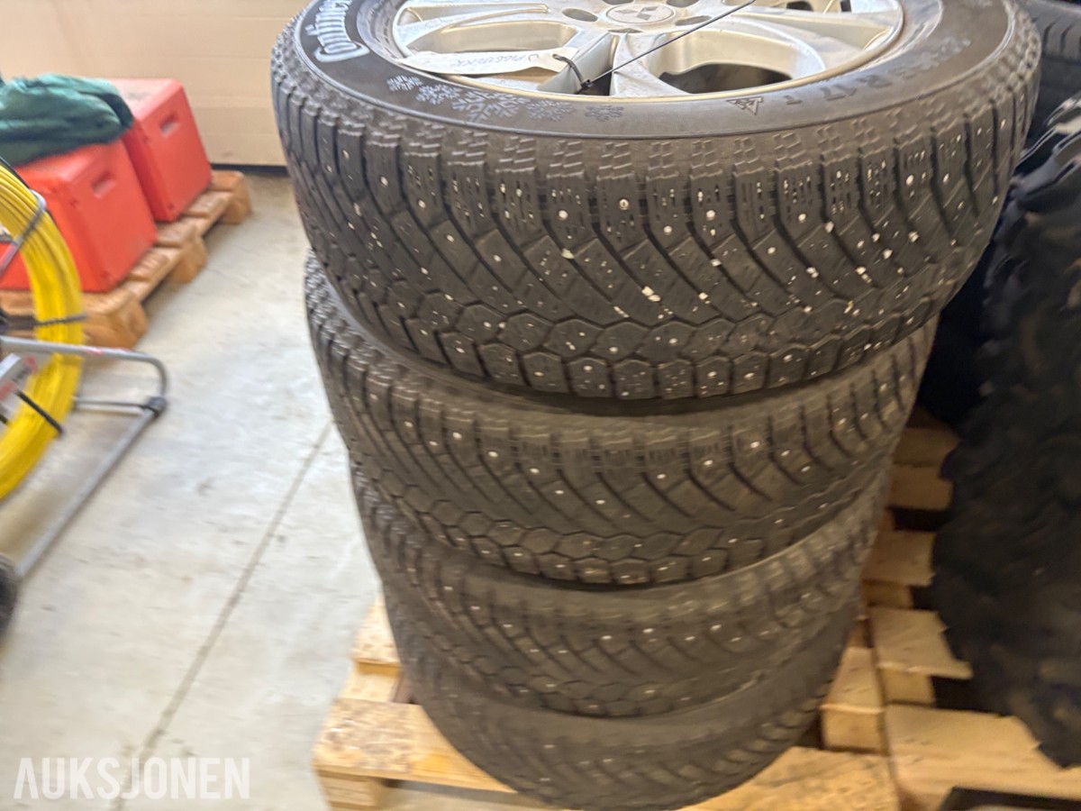 4 stk Continental ContiIceContact 4x4 piggdekk 225/65 R17 på Mitsubishi-felger