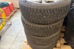 4 stk Continental ContiIceContact 4x4 piggdekk 225/65 R17 på Mitsubishi-felger