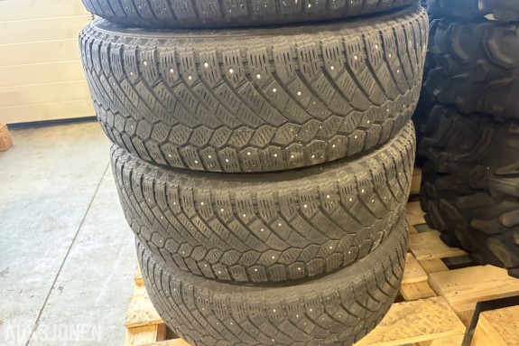 4 stk Continental ContiIceContact 4x4 piggdekk 225/65 R17 på Mitsubishi-felger