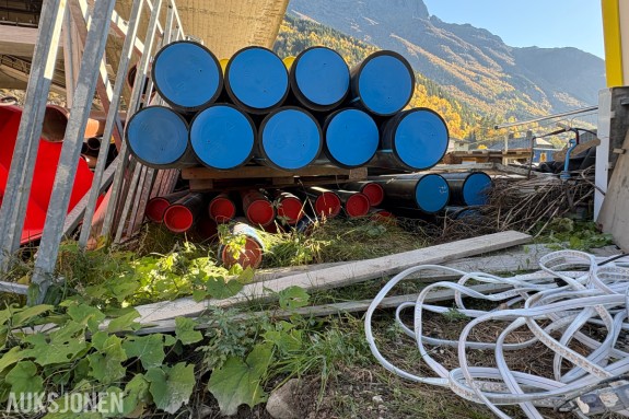 2023 Parti bestående av 12 stk. svarte Pipelife PE-rør med blå endelokk.