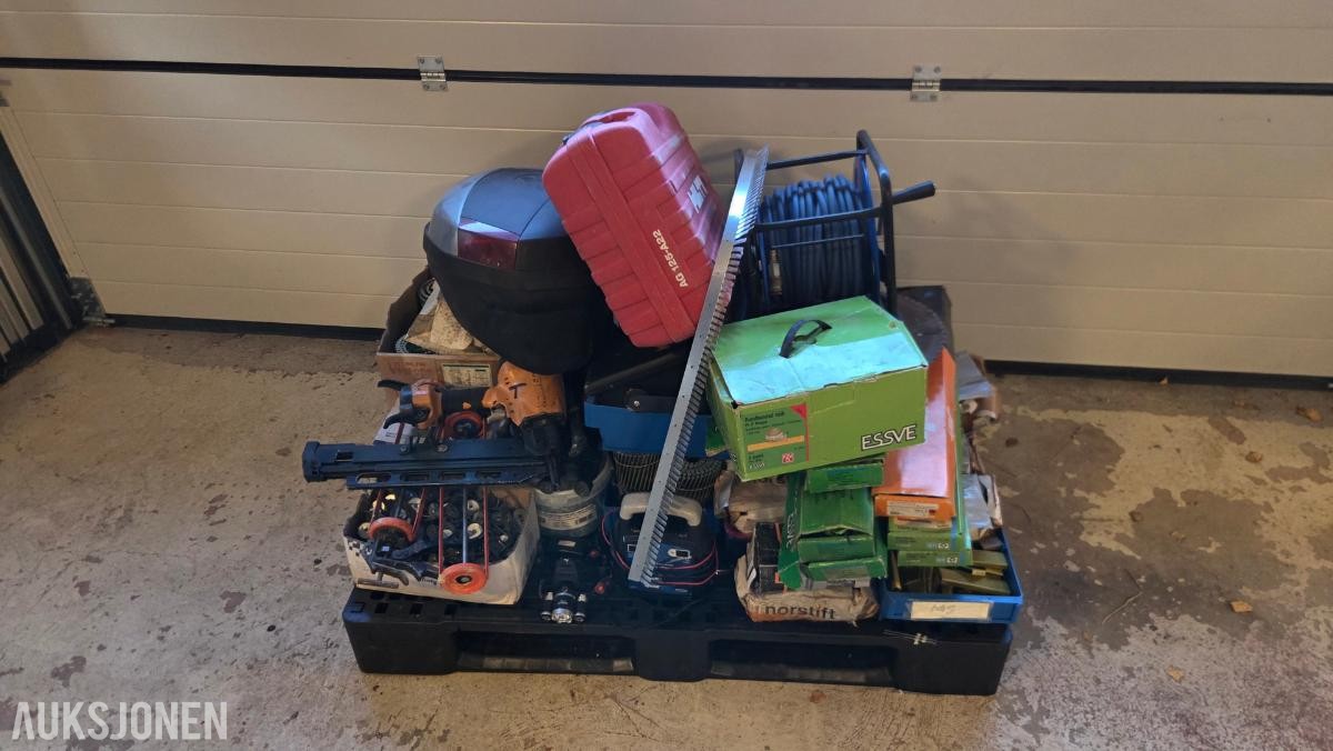 Diverse byggevarer, festemidler, verktøy