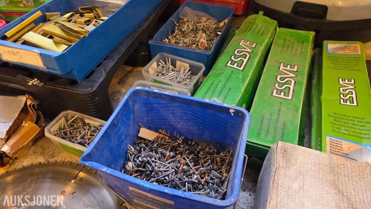 Diverse byggevarer, festemidler, verktøy