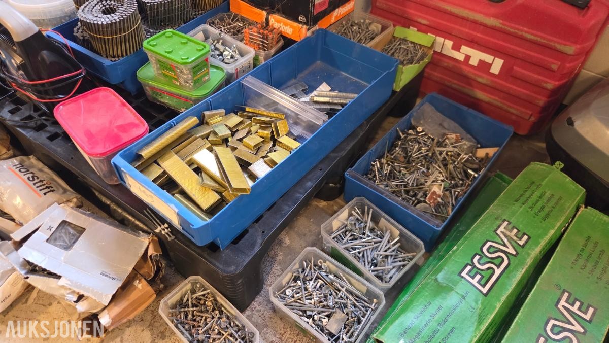 Diverse byggevarer, festemidler, verktøy
