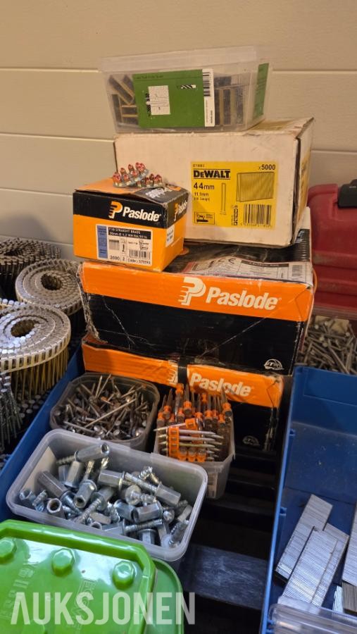 Diverse byggevarer, festemidler, verktøy