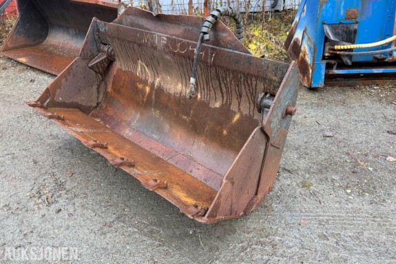 2012 Hydraulisk kombiskuffe med hengslet frontseksjon og hydrauliske sylindre for åpning og lukking.- LILLE VOLVO FESTE