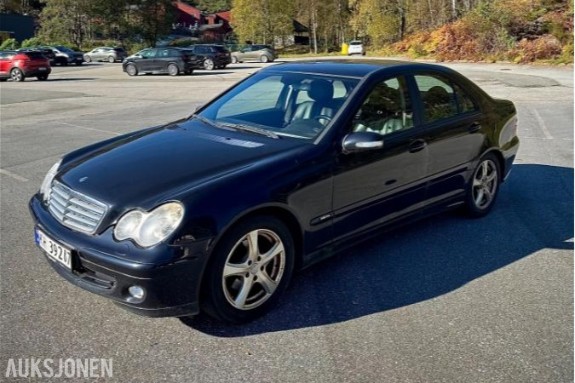2006 Mercedes-Benz  C180 KOMPRESSOR 1.8 143hk AUTOMAT SPORT UTGAVE S+V DEKK  LAV KM   EU OK 08.2028