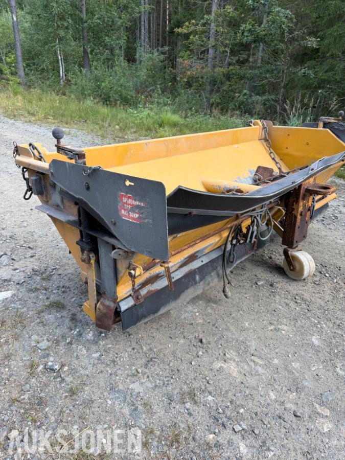 2004 Falkjøping LB1000LU Strøkasse - VBG Feste - MVA FRI