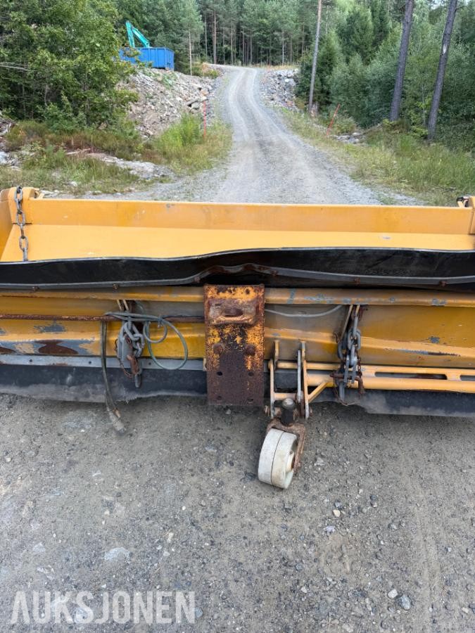 2004 Falkjøping LB1000LU Strøkasse - VBG Feste - MVA FRI
