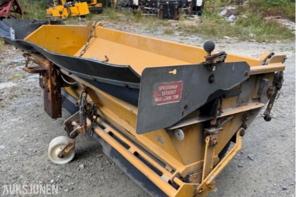2004 Falkjøping LB1000LU Strøkasse - VBG Feste - MVA FRI