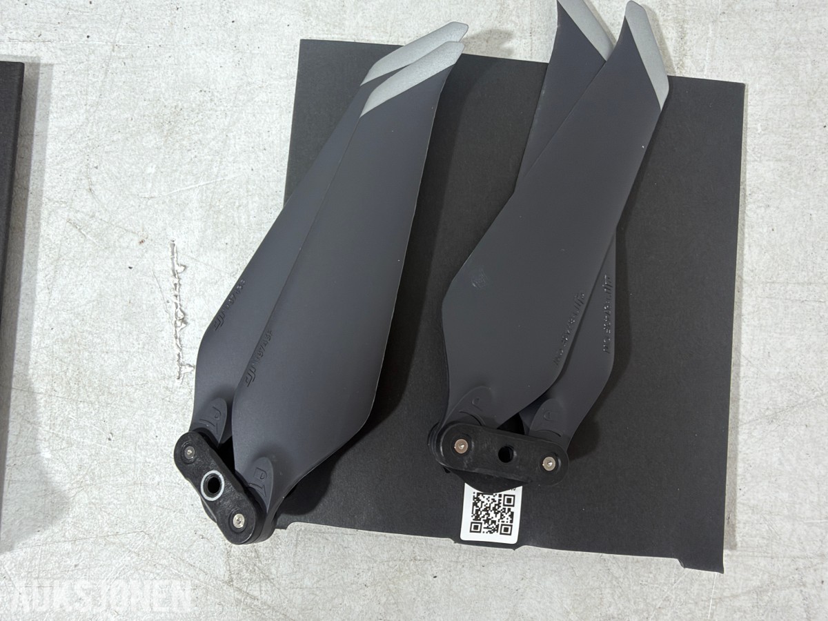 DJI Mavic 2 tilbehør med RC1A fjernkontroll, propeller og ladeutstyr