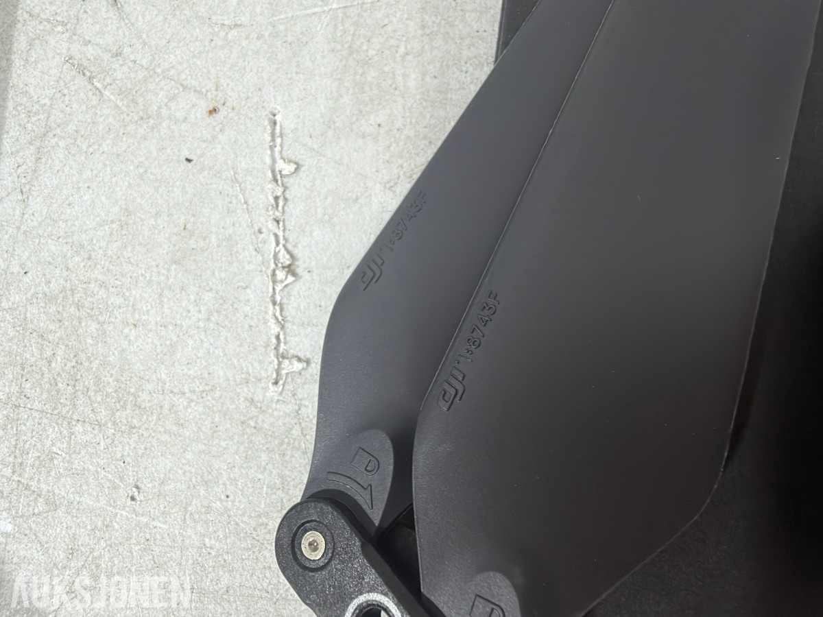DJI Mavic 2 tilbehør med RC1A fjernkontroll, propeller og ladeutstyr