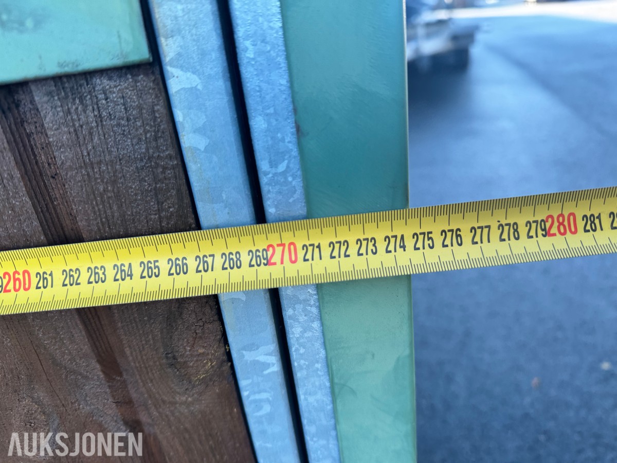 Avfallsskur i tre med tre dører og innkastluker