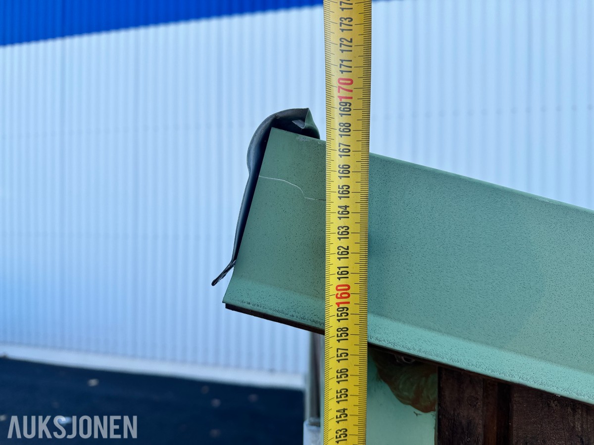 Avfallsskur i tre med tre dører og innkastluker