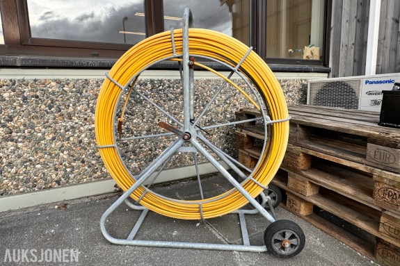 Trekkefjær i glassfiber på stativ med hjul - ca 80 m - 11 mm tykkelse