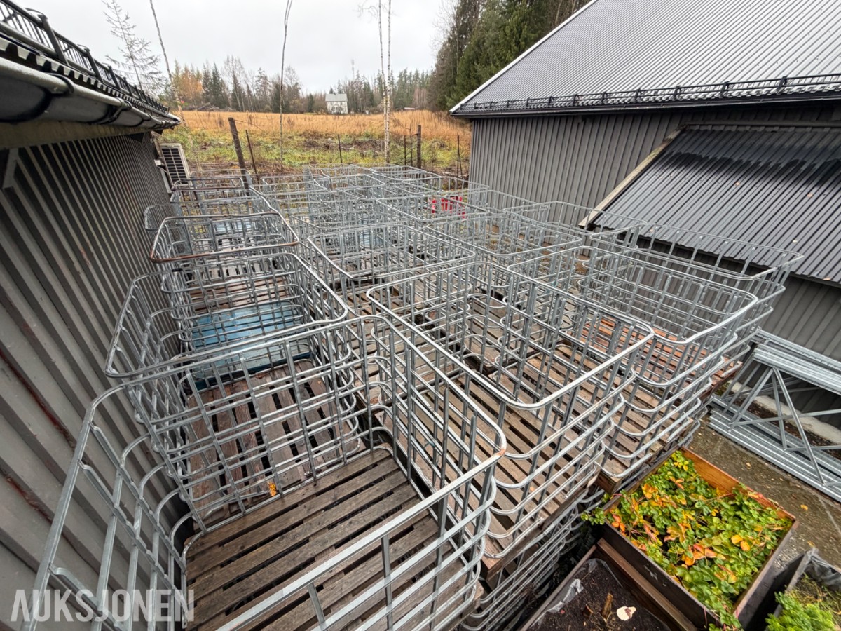 10 stk IBC ved bur, ca 1200 liter pr enhet