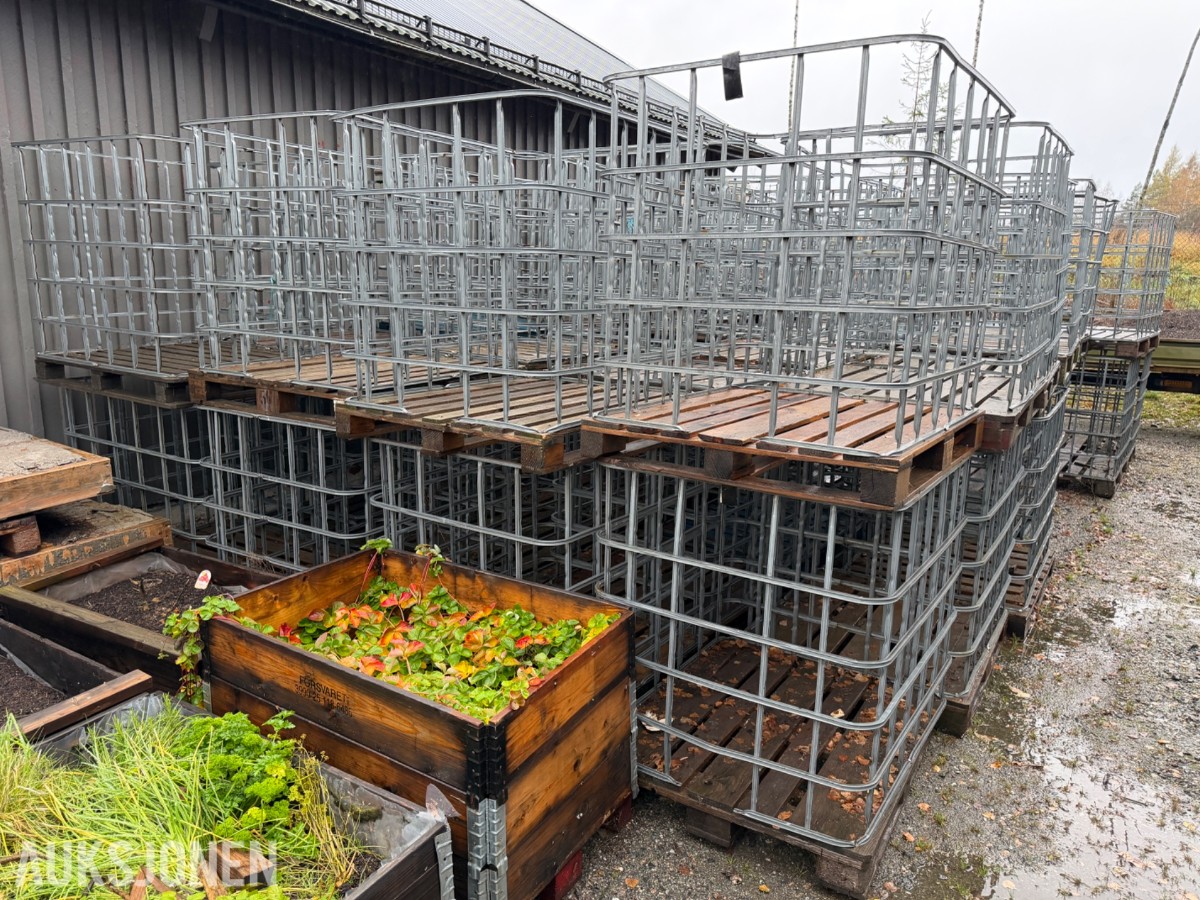 10 stk IBC ved bur, ca 1200 liter pr enhet