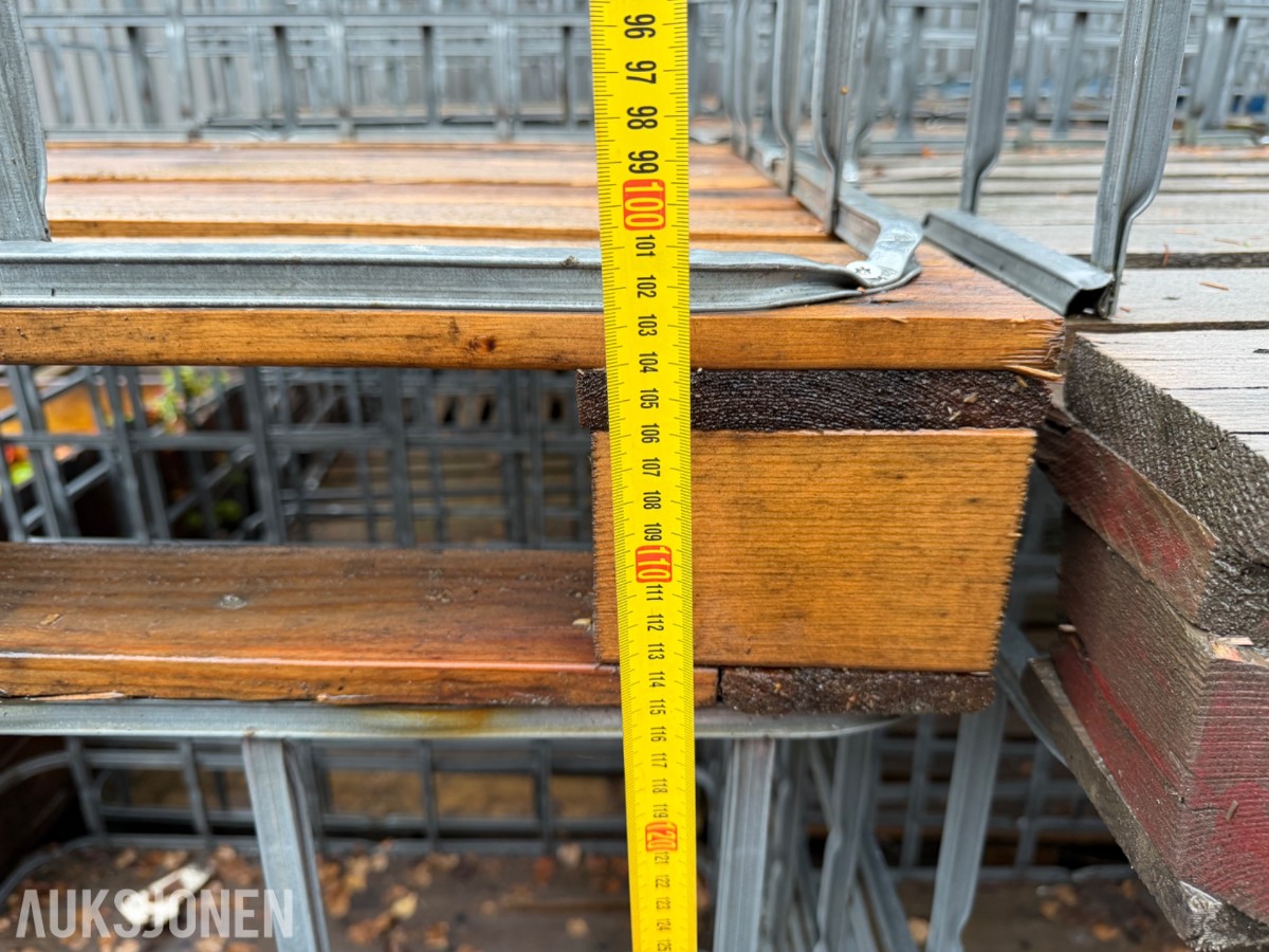 10 stk IBC ved bur, ca 1200 liter pr enhet