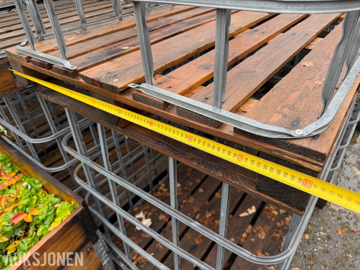 10 stk IBC ved bur, ca 1200 liter pr enhet