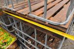 10 stk IBC ved bur, ca 1200 liter pr enhet