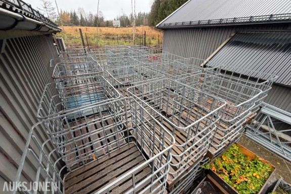10 stk IBC ved bur, ca 1200 liter pr enhet