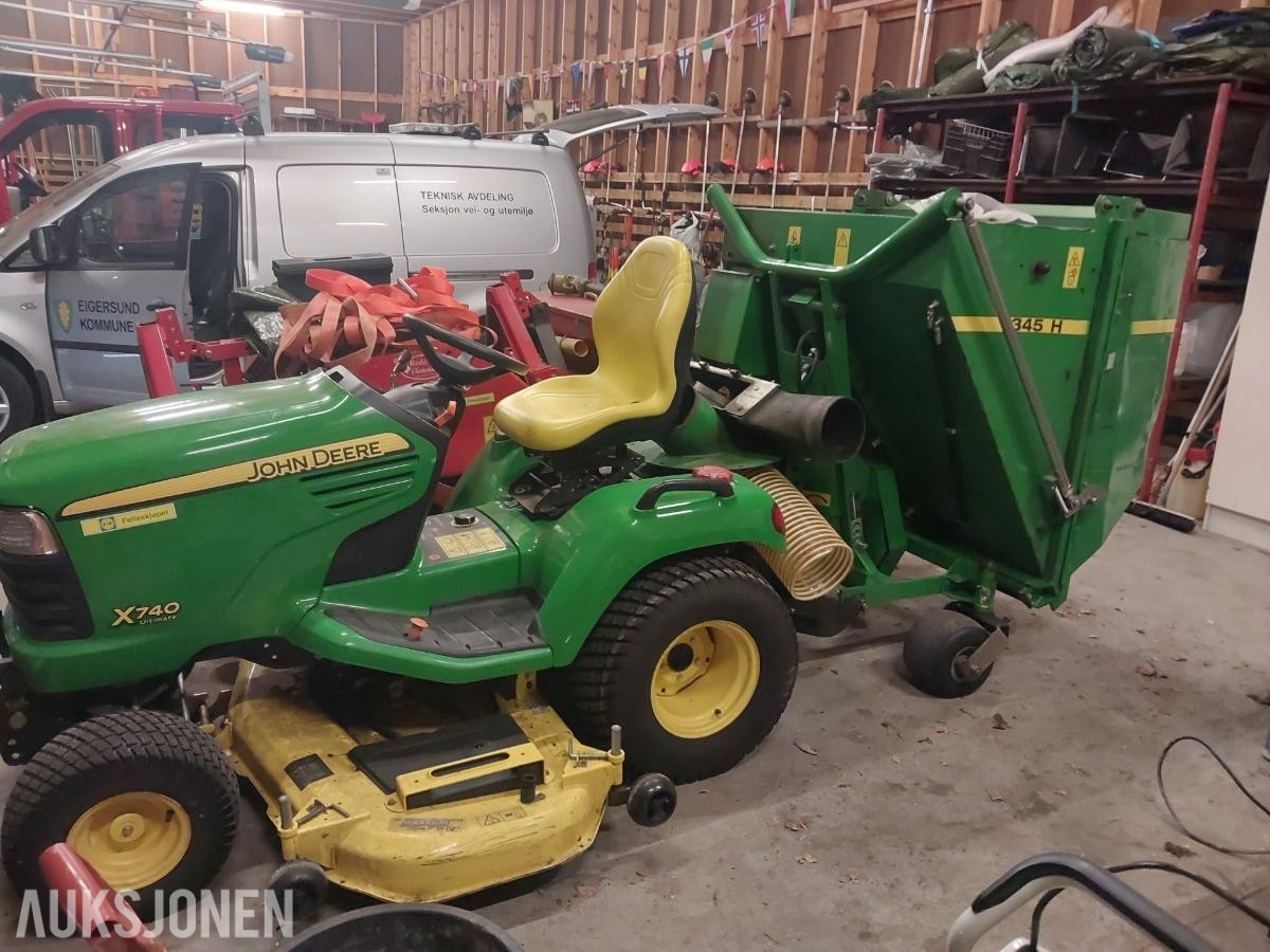 2011 John Deere X740 plenklippertraktor med oppsamler