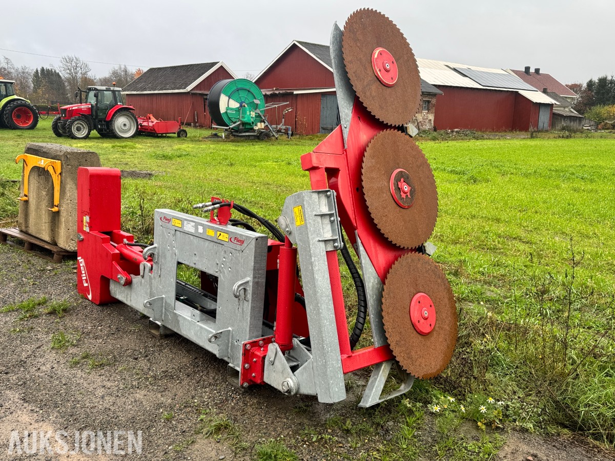 2018 Fliegl WoodKing Slim astsag med tre sagblad, flatt sagehode høyre