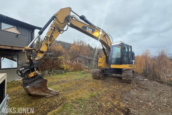 2018 Caterpillar 325F L Beltegraver – 4 273 t, OilQuick, tiltrotator og pusseskuffe