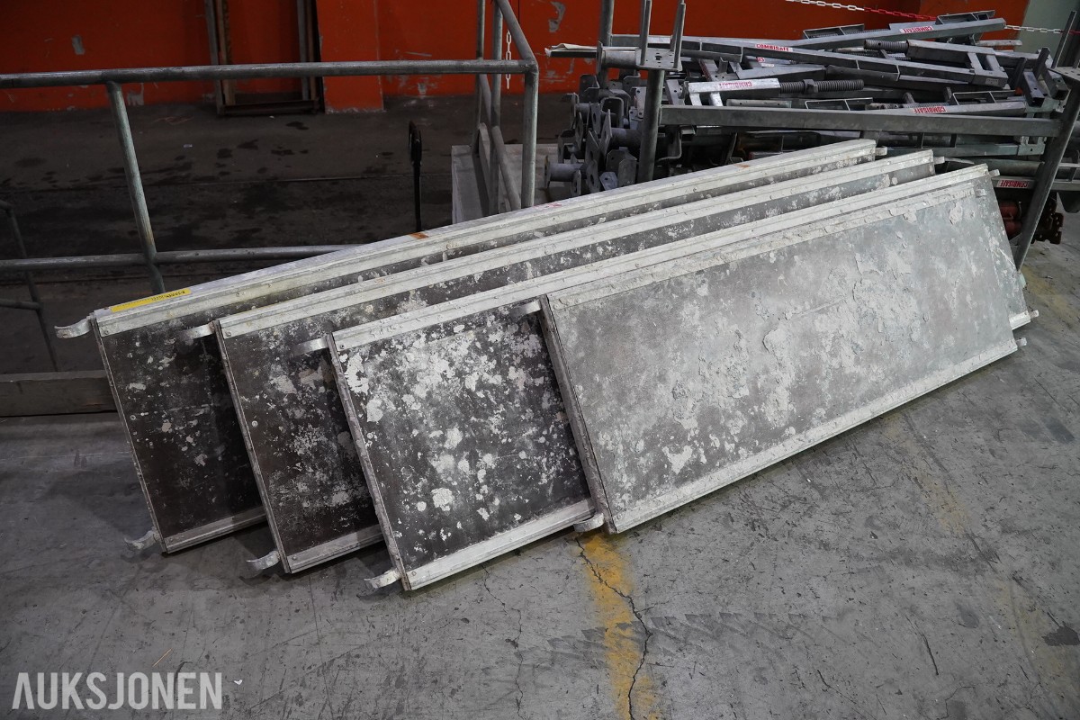 Jumbo aluminiumsstillas og Combisafe kantsikringskomponenter