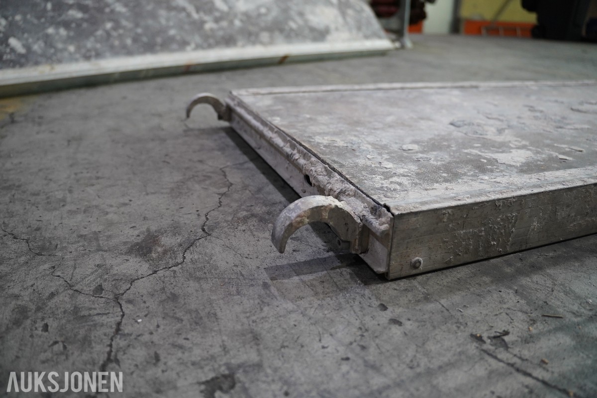 Jumbo aluminiumsstillas og Combisafe kantsikringskomponenter
