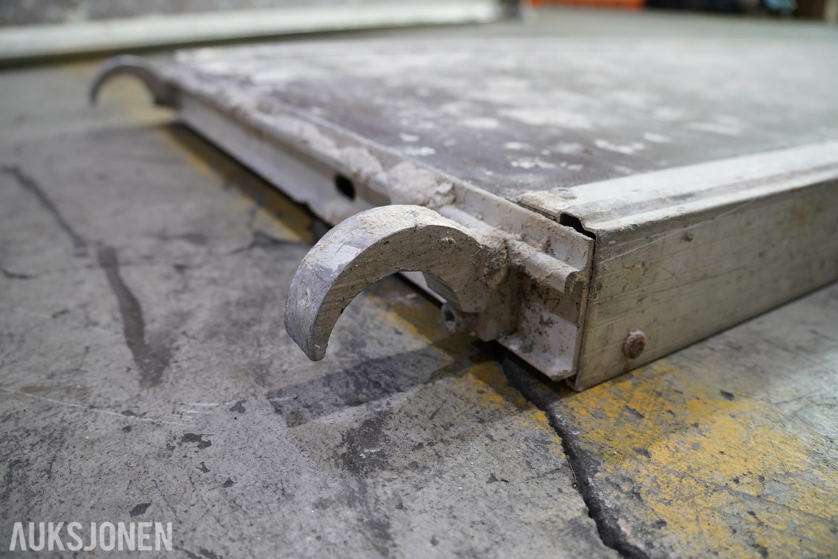 Jumbo aluminiumsstillas og Combisafe kantsikringskomponenter