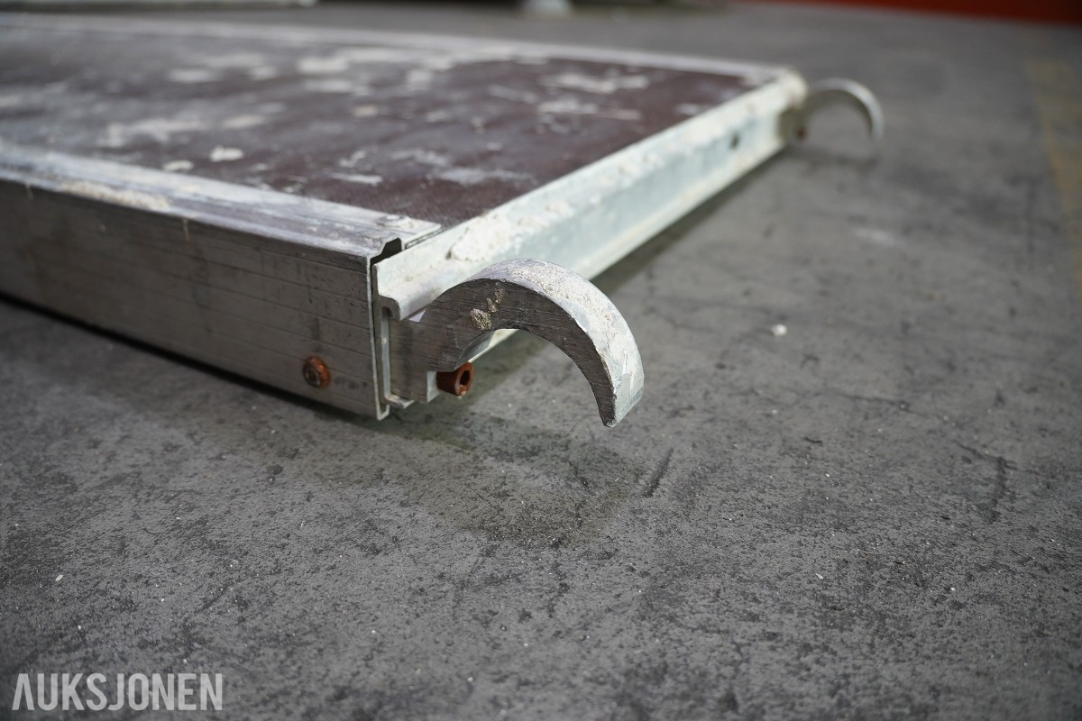 Jumbo aluminiumsstillas og Combisafe kantsikringskomponenter