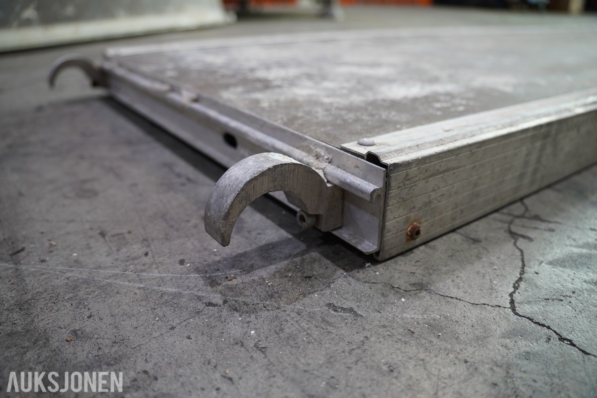 Jumbo aluminiumsstillas og Combisafe kantsikringskomponenter