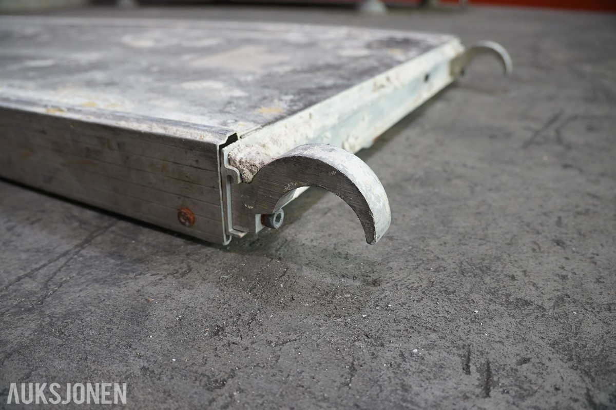 Jumbo aluminiumsstillas og Combisafe kantsikringskomponenter